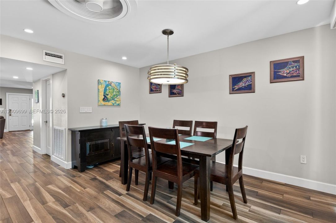 En Venta: $940,000 (3 camas, 2 baños, 1936 Pies cuadrados)