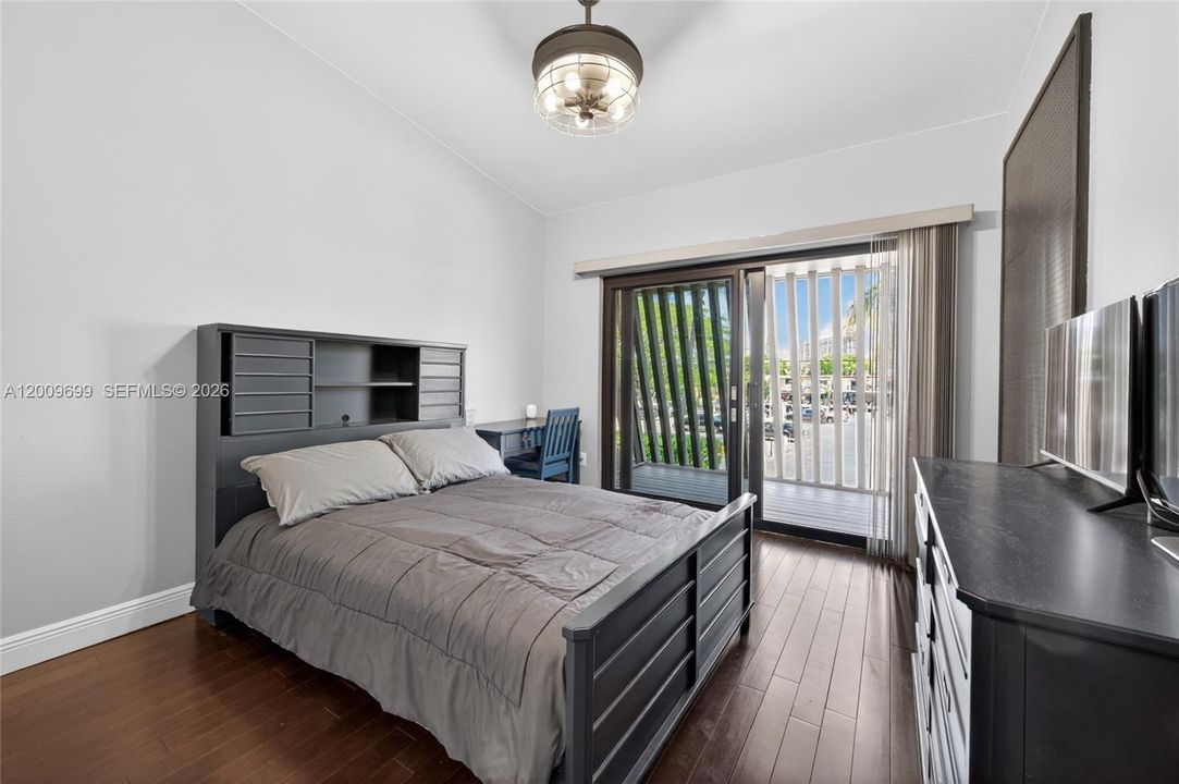 En Venta: $940,000 (3 camas, 2 baños, 1936 Pies cuadrados)