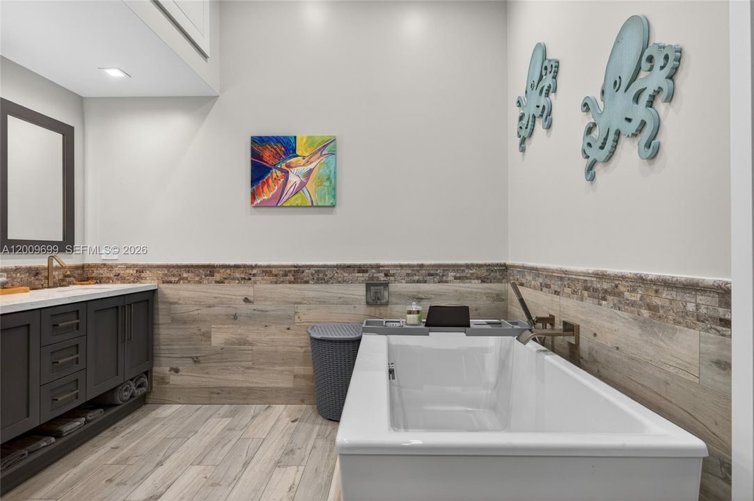 En Venta: $940,000 (3 camas, 2 baños, 1936 Pies cuadrados)