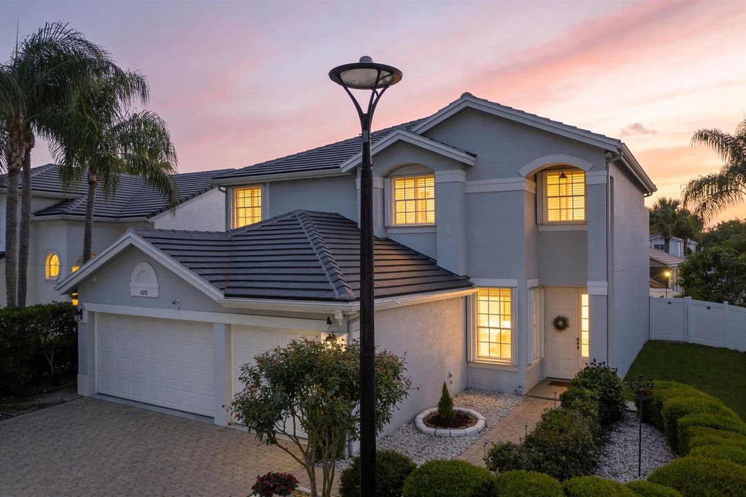 Twilight Main Exterior Photo