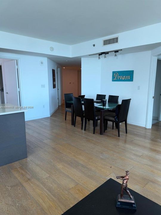 Recientemente alquilado: $4,300 (2 camas, 2 baños, 1146 Pies cuadrados)
