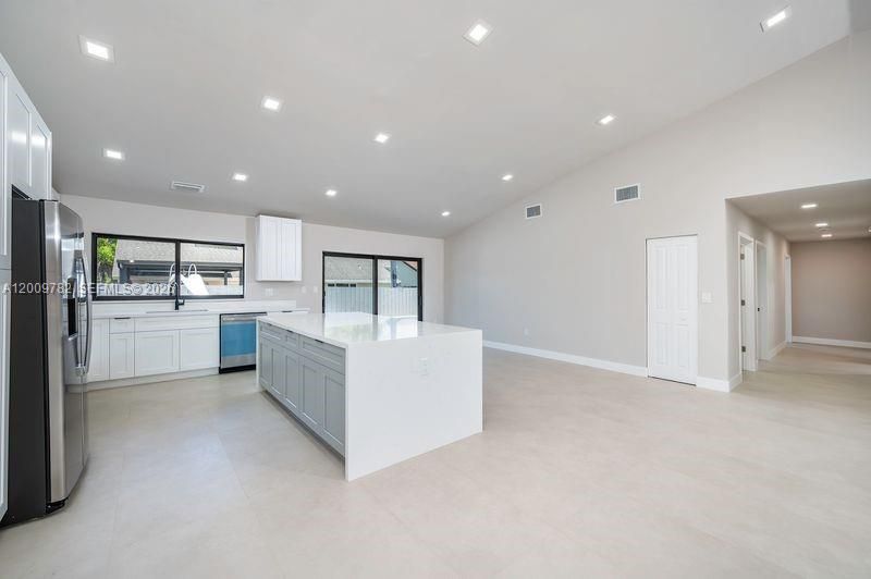 Vendido Recientemente: $895,000 (3 camas, 2 baños, 1834 Pies cuadrados)