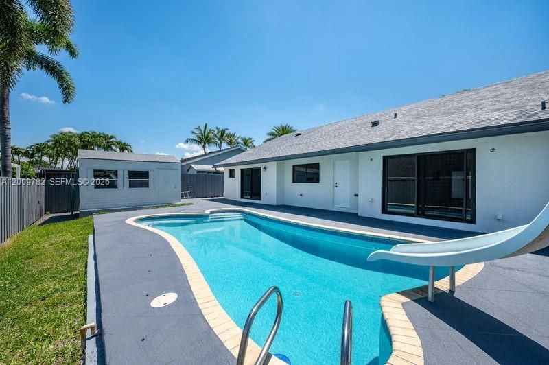 Vendido Recientemente: $895,000 (3 camas, 2 baños, 1834 Pies cuadrados)