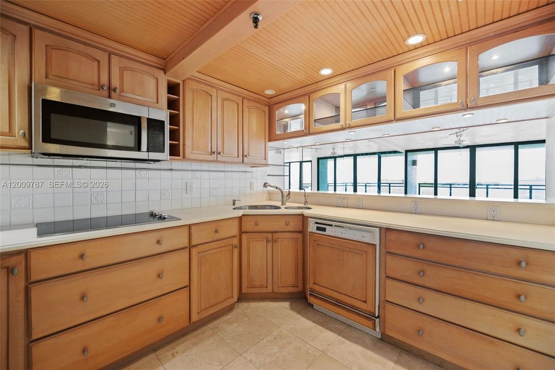 For Sale: $385,000 (2 beds, 2 baths, 1203 Square Feet)