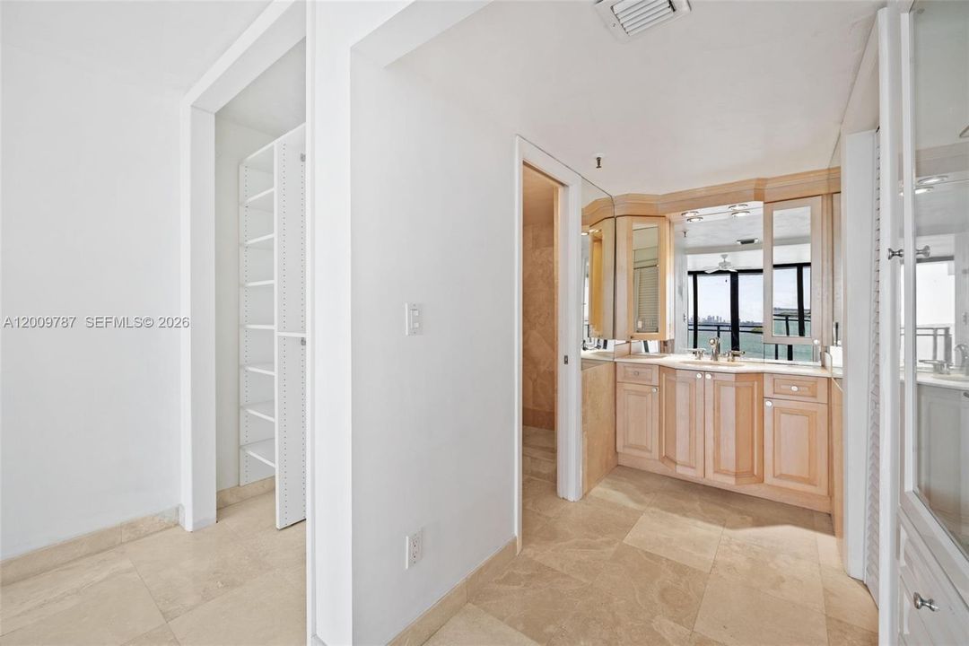 For Sale: $385,000 (2 beds, 2 baths, 1203 Square Feet)