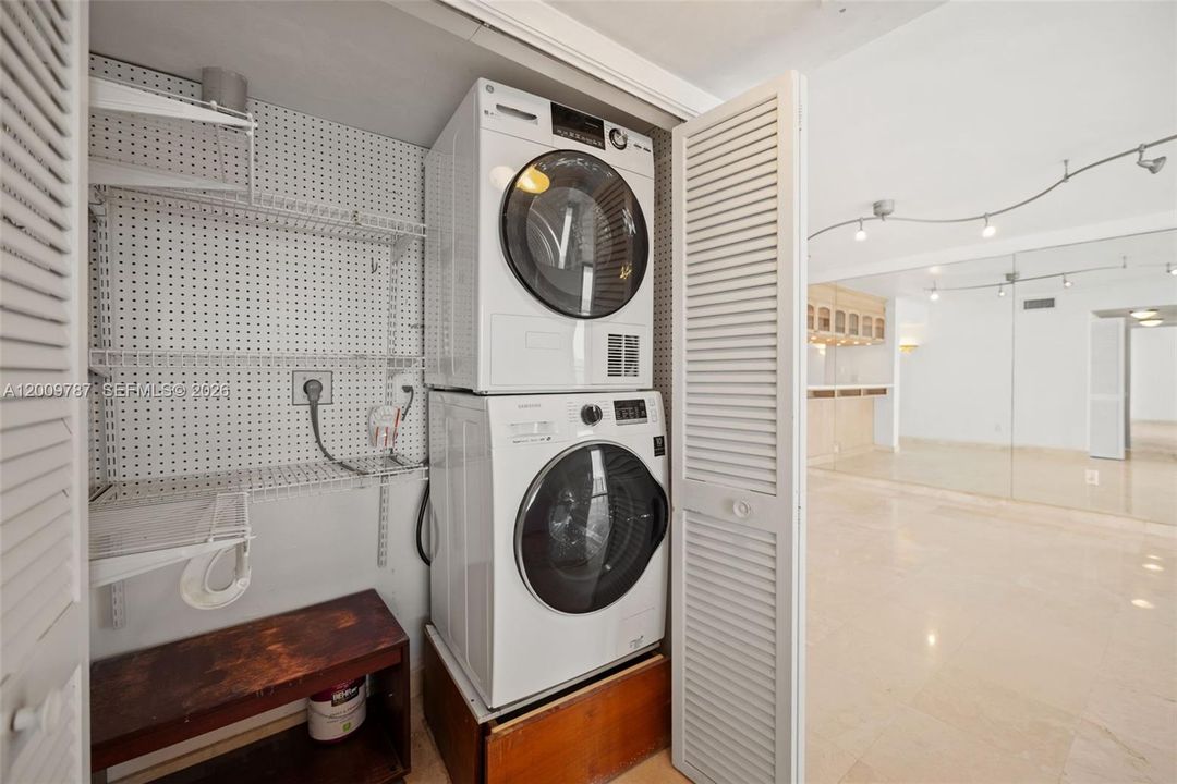 For Sale: $385,000 (2 beds, 2 baths, 1203 Square Feet)