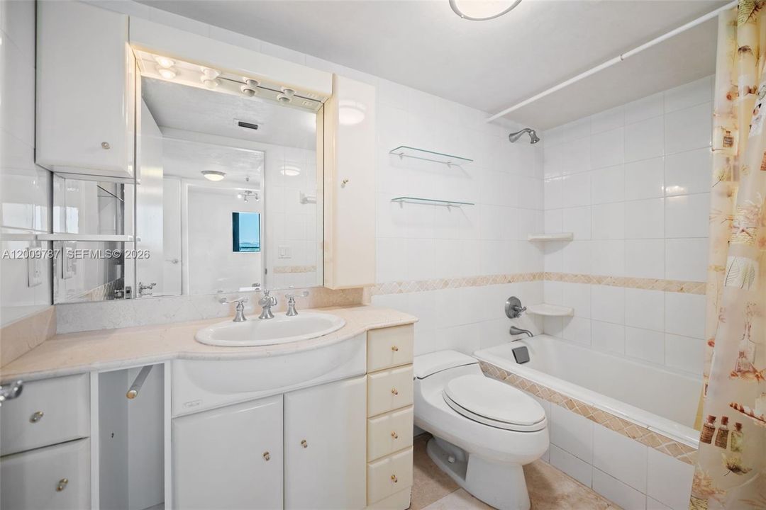 For Sale: $385,000 (2 beds, 2 baths, 1203 Square Feet)
