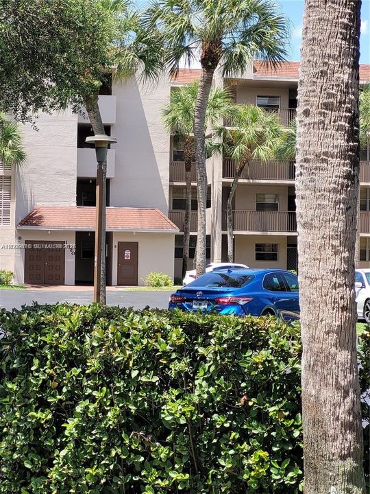 Active With Contract: $2,700 (3 beds, 2 baths, 1124 Square Feet)