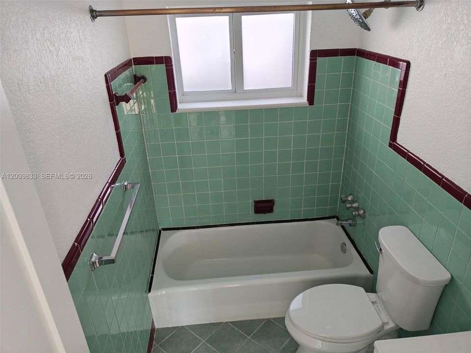 Activo con contrato: $2,200 (3 camas, 2 baños, 1712 Pies cuadrados)