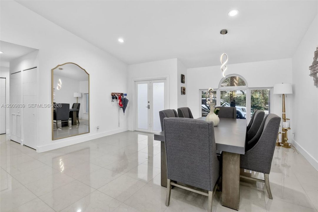 En Venta: $1,399,000 (4 camas, 2 baños, 2839 Pies cuadrados)