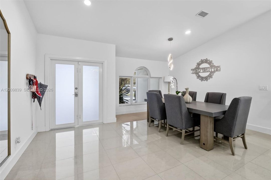 En Venta: $1,399,000 (4 camas, 2 baños, 2839 Pies cuadrados)