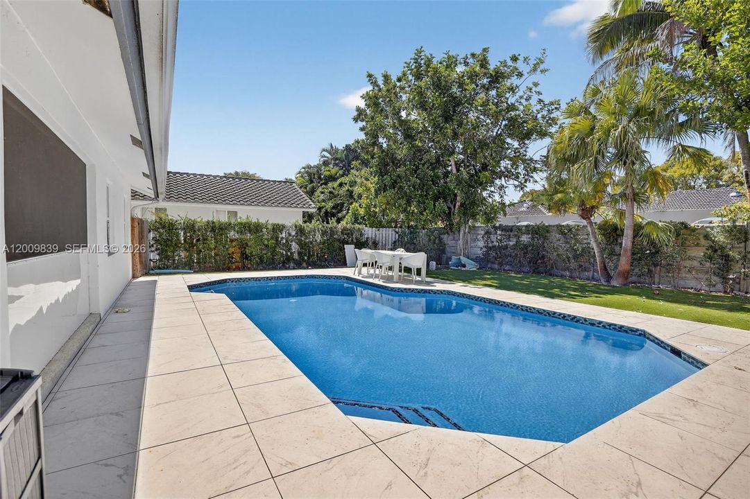 En Venta: $1,399,000 (4 camas, 2 baños, 2839 Pies cuadrados)