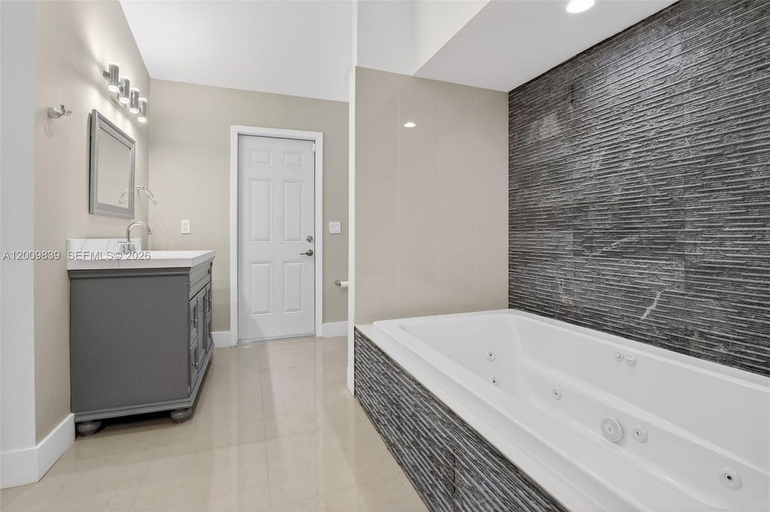 En Venta: $1,399,000 (4 camas, 2 baños, 2839 Pies cuadrados)