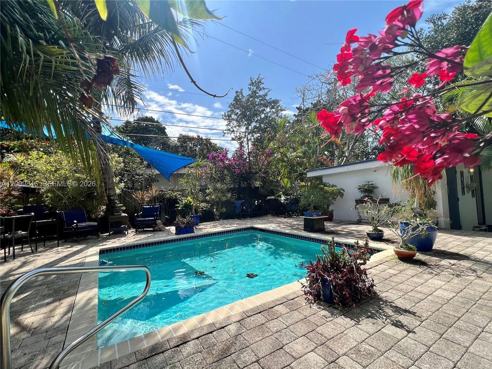 For Sale: $185,000 (1 beds, 1 baths, 429 Square Feet)