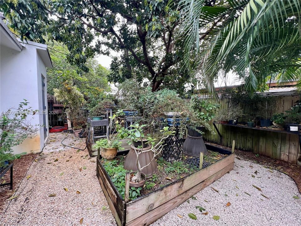 For Sale: $185,000 (1 beds, 1 baths, 429 Square Feet)