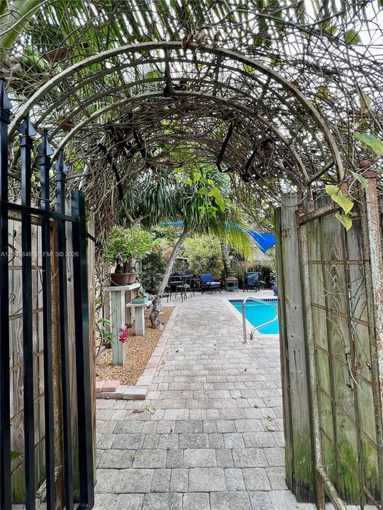 For Sale: $185,000 (1 beds, 1 baths, 429 Square Feet)