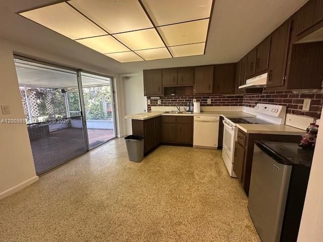 Под контрактом: $595,999 (3 спален, 2 ванн, 1519 Квадратных фут)