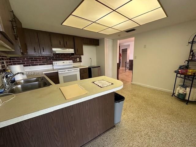 Под контрактом: $595,999 (3 спален, 2 ванн, 1519 Квадратных фут)