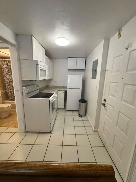Active With Contract: $1,500 (1 beds, 1 baths, 382 Square Feet)