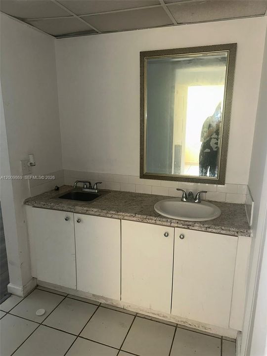 Active With Contract: $1,500 (1 beds, 1 baths, 382 Square Feet)
