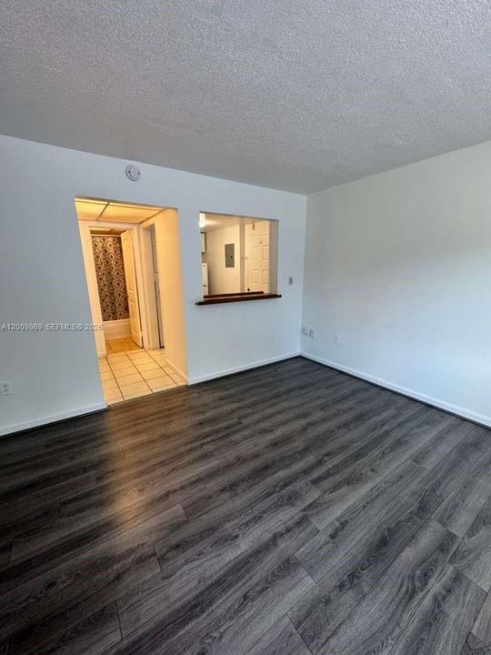 Active With Contract: $1,500 (1 beds, 1 baths, 382 Square Feet)