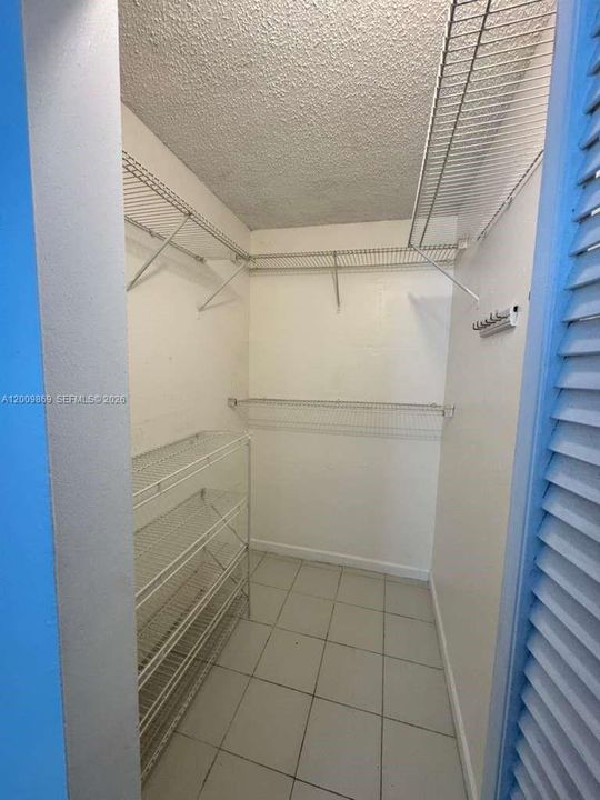 Active With Contract: $1,500 (1 beds, 1 baths, 382 Square Feet)