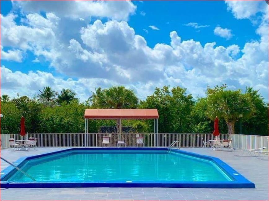 Active With Contract: $1,500 (1 beds, 1 baths, 382 Square Feet)