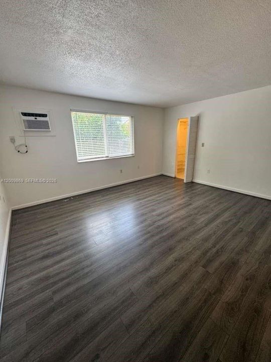Active With Contract: $1,500 (1 beds, 1 baths, 382 Square Feet)