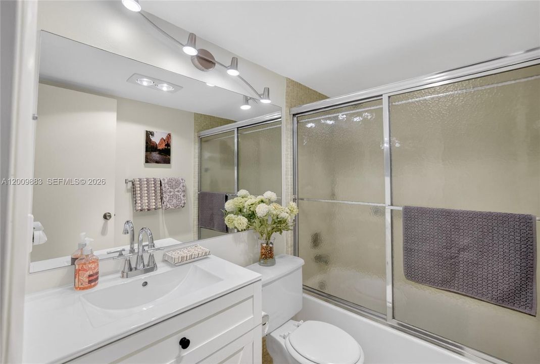 Недавно продано: $79,999 (2 спален, 1 ванн, 820 Квадратных фут)
