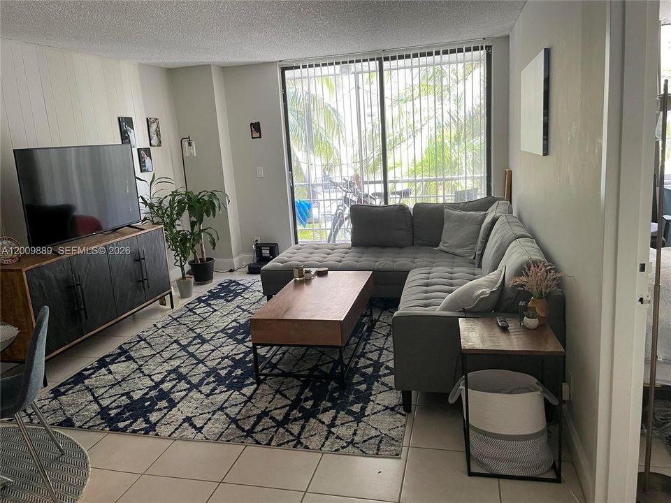 Active With Contract: $1,625 (1 beds, 1 baths, 778 Square Feet)