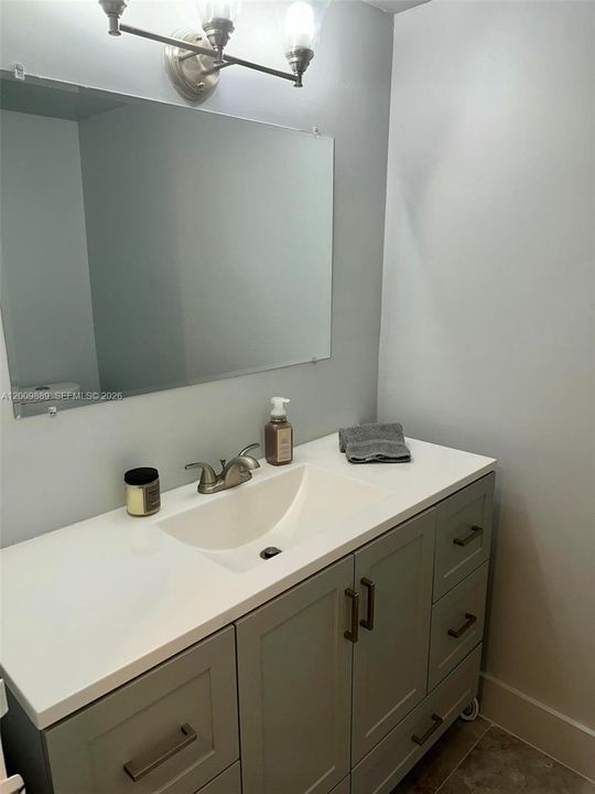 Active With Contract: $1,625 (1 beds, 1 baths, 778 Square Feet)