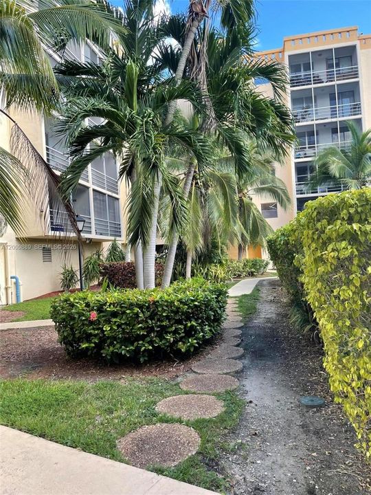 Active With Contract: $1,625 (1 beds, 1 baths, 778 Square Feet)