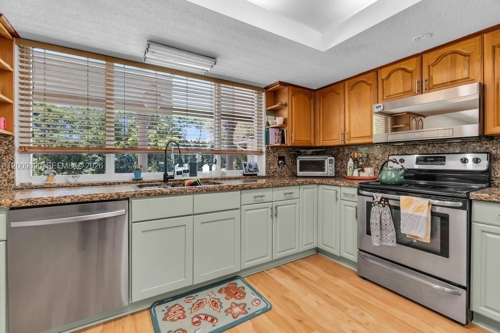 For Sale: $870,000 (4 beds, 2 baths, 2374 Square Feet)