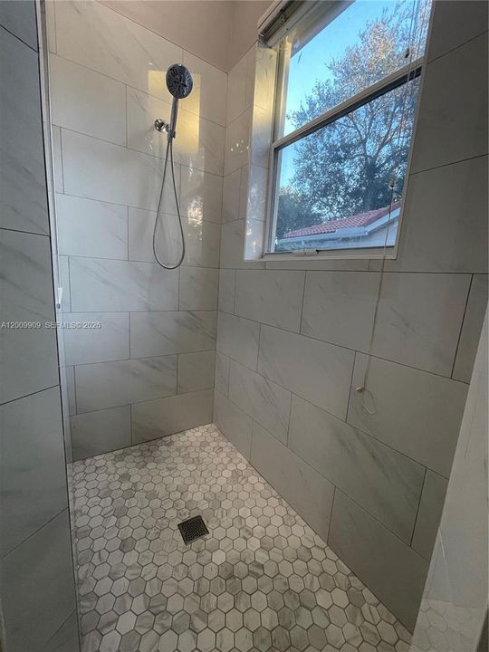 Activo con contrato: $4,400 (3 camas, 2 baños, 1814 Pies cuadrados)
