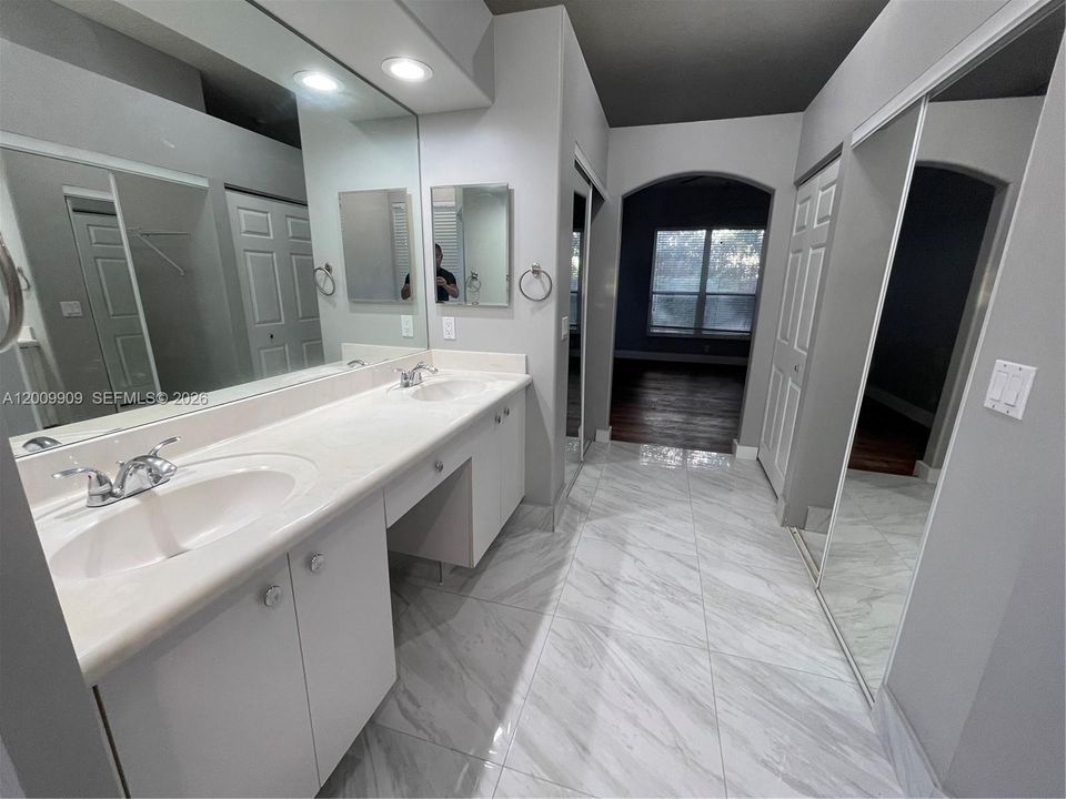 Activo con contrato: $4,400 (3 camas, 2 baños, 1814 Pies cuadrados)