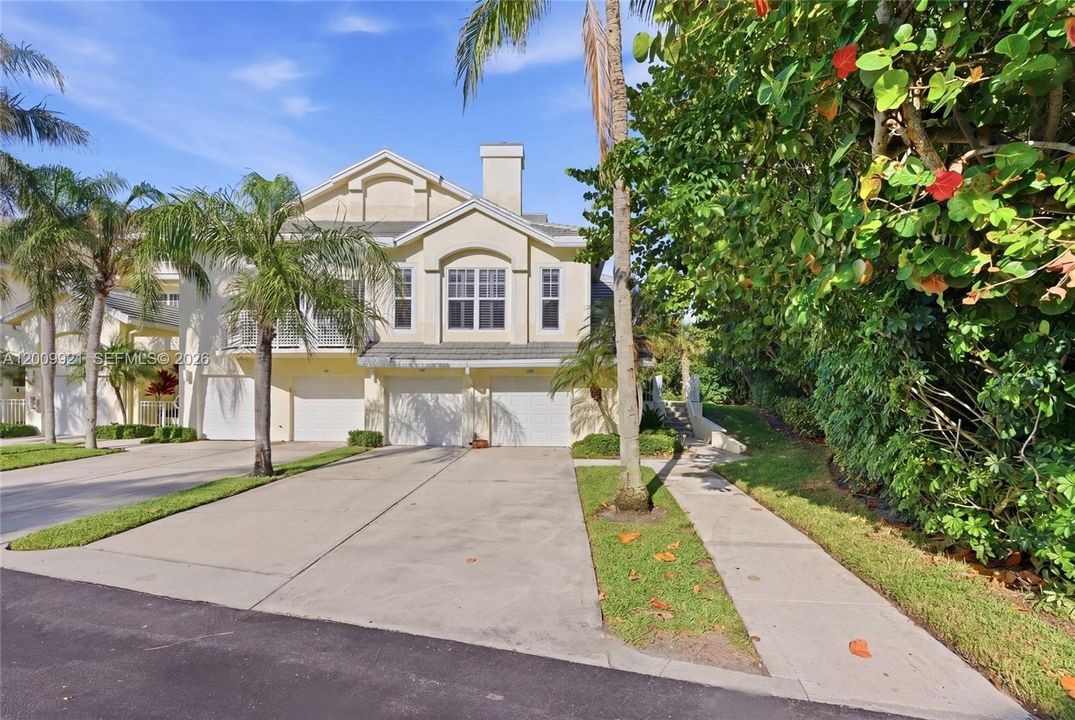 合同活跃: $739,900 (2 贝兹, 2 浴室, 1263 平方英尺)