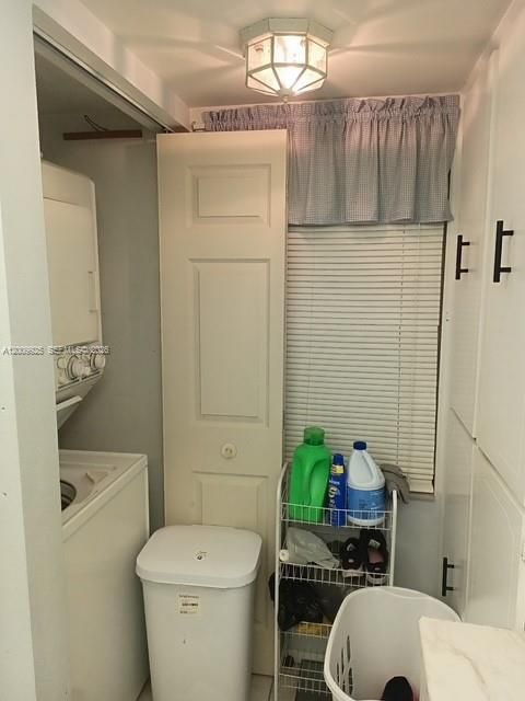 For Sale: $135,000 (2 beds, 1 baths, 829 Square Feet)