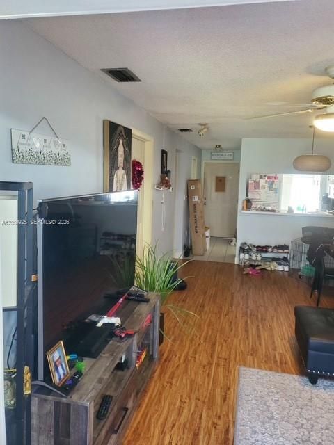 For Sale: $135,000 (2 beds, 1 baths, 829 Square Feet)
