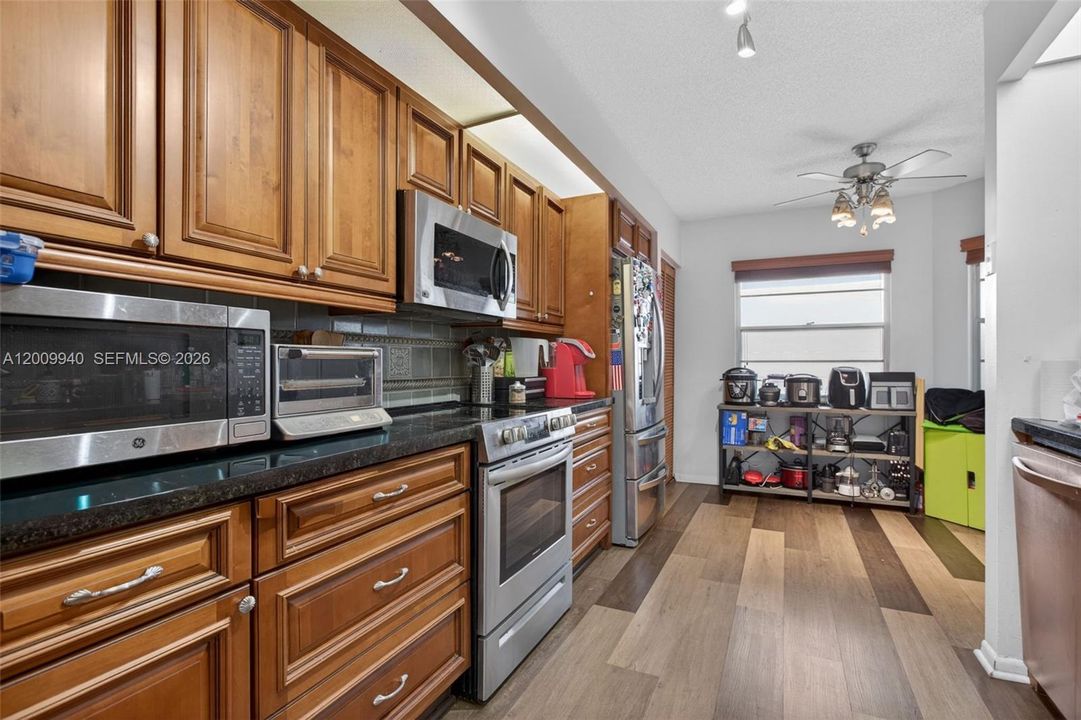 For Sale: $260,000 (2 beds, 2 baths, 1225 Square Feet)