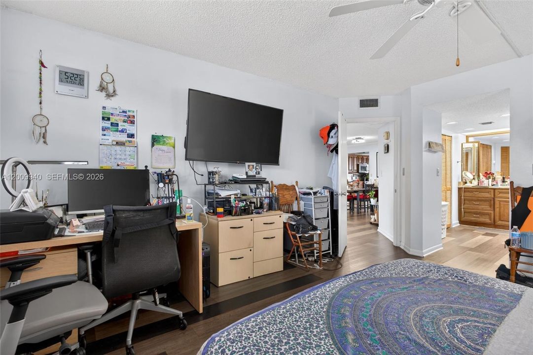 For Sale: $260,000 (2 beds, 2 baths, 1225 Square Feet)