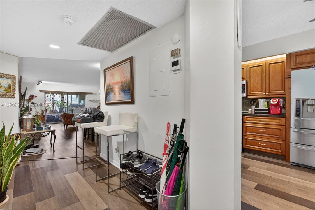 For Sale: $260,000 (2 beds, 2 baths, 1225 Square Feet)