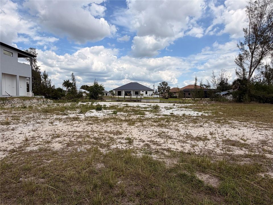 На продажу: $182,500 (0.23 acres)