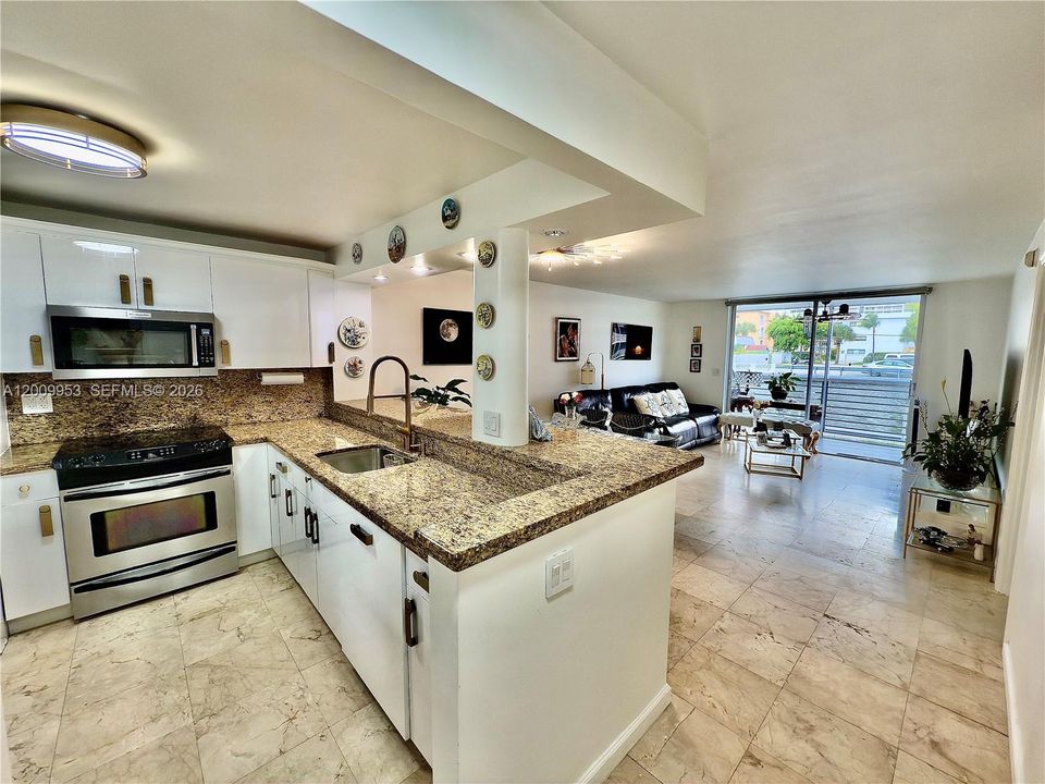 For Sale: $189,999 (1 beds, 1 baths, 812 Square Feet)