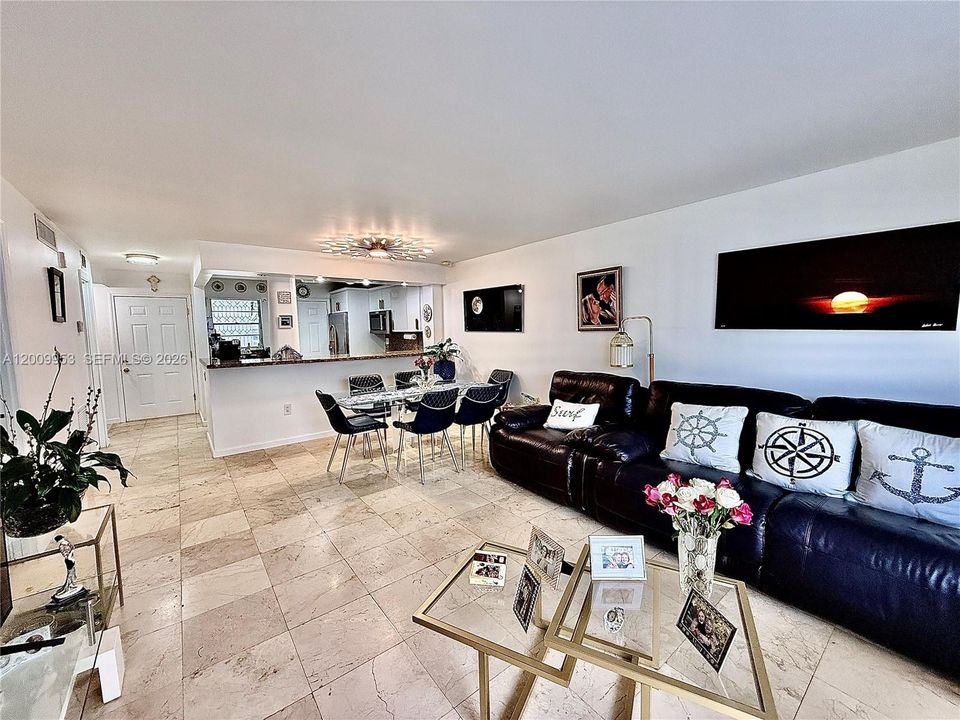 For Sale: $189,999 (1 beds, 1 baths, 812 Square Feet)