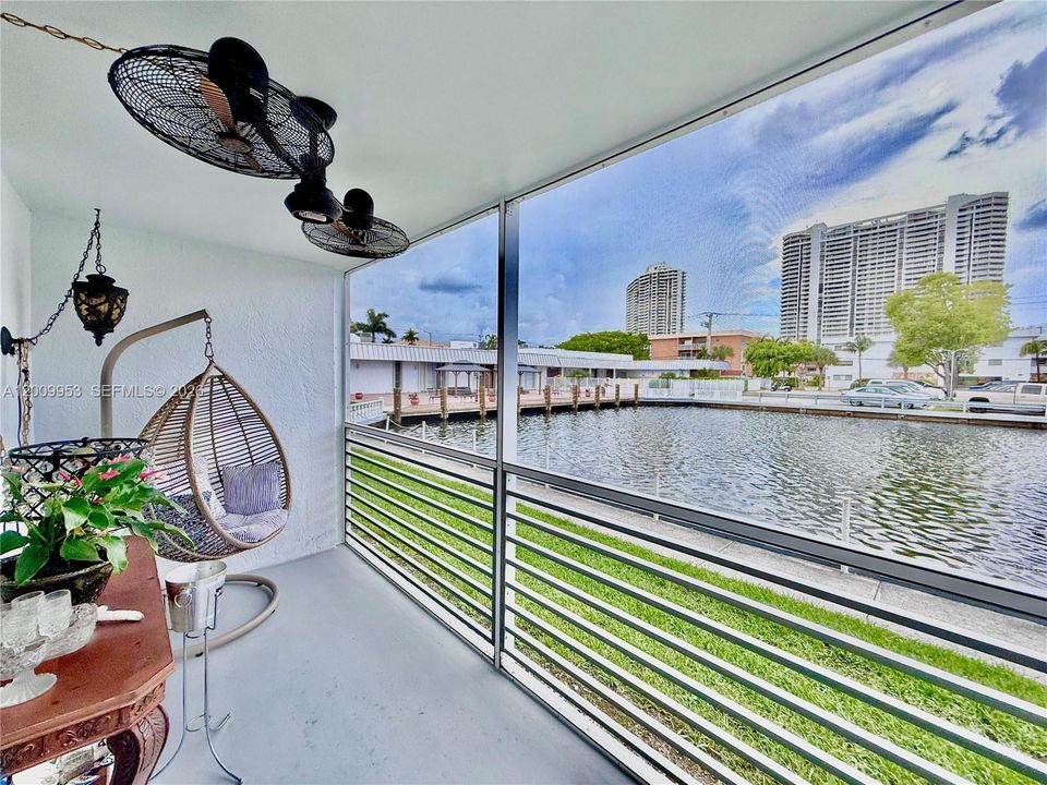 For Sale: $189,999 (1 beds, 1 baths, 812 Square Feet)