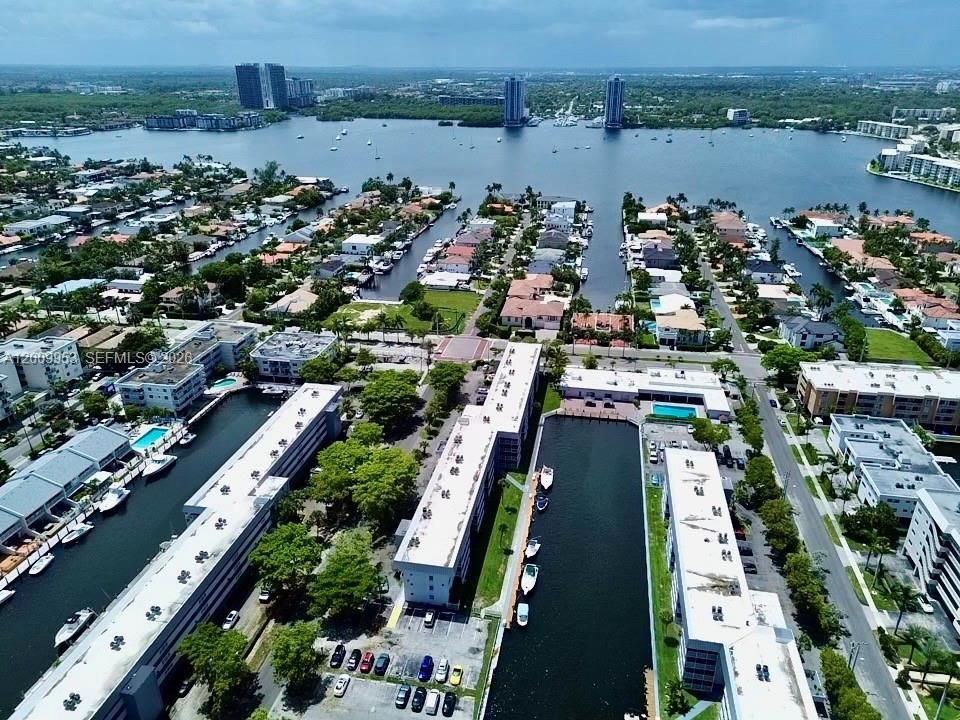 For Sale: $189,999 (1 beds, 1 baths, 812 Square Feet)