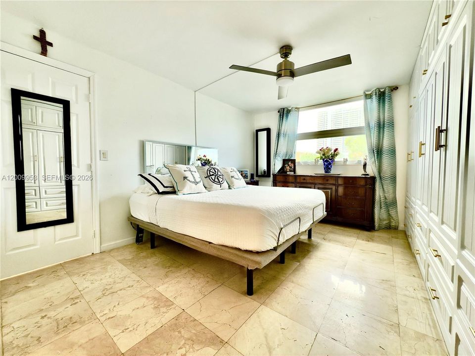 For Sale: $189,999 (1 beds, 1 baths, 812 Square Feet)