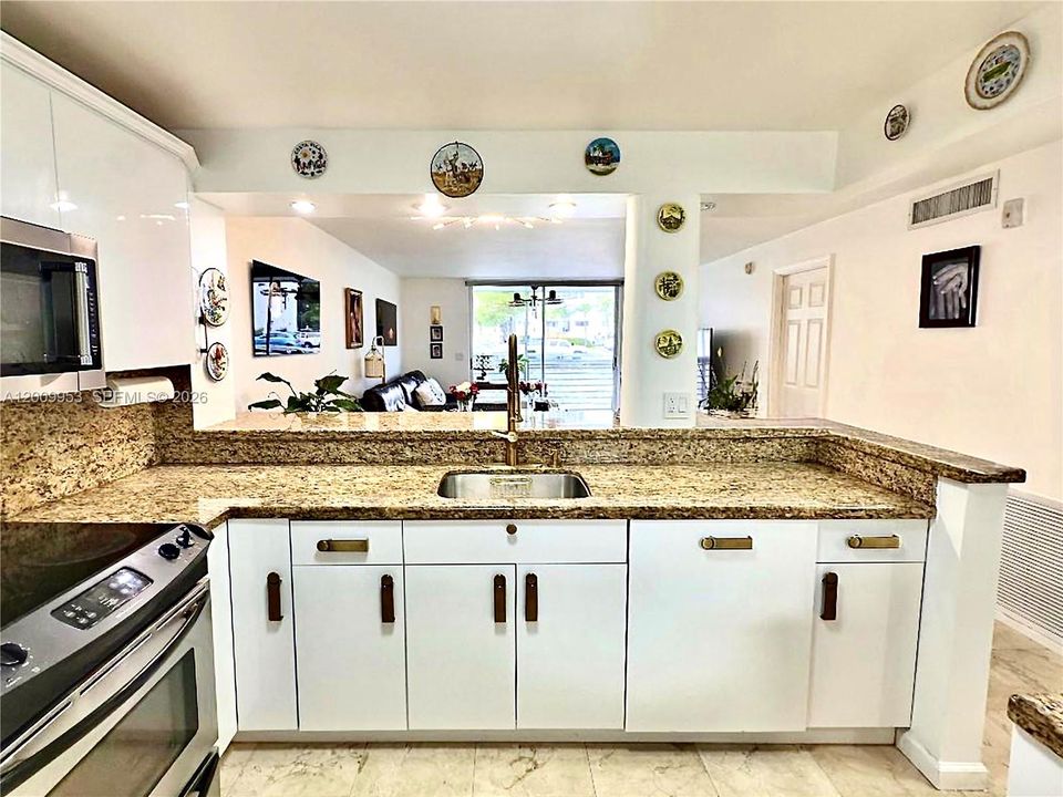 For Sale: $189,999 (1 beds, 1 baths, 812 Square Feet)
