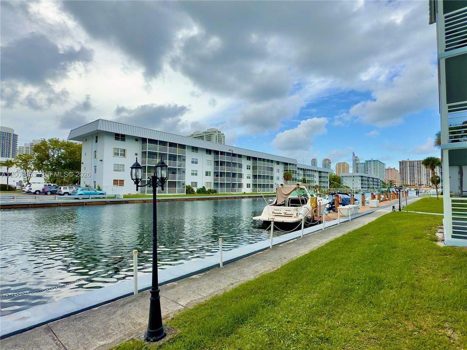 For Sale: $189,999 (1 beds, 1 baths, 812 Square Feet)