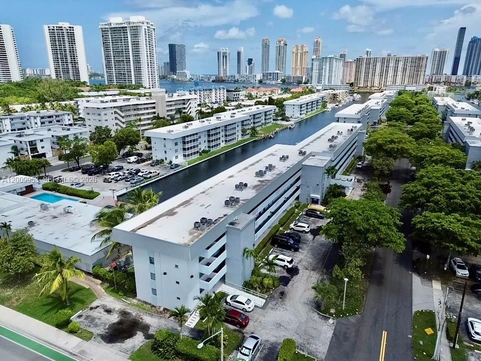 For Sale: $189,999 (1 beds, 1 baths, 812 Square Feet)